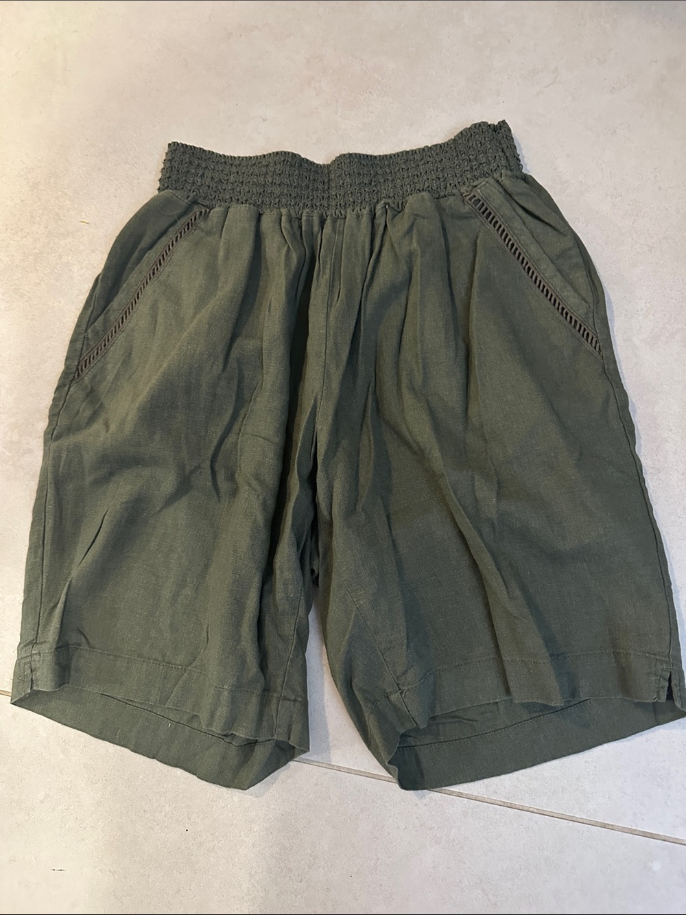 Women’s Olive Elastic-Waist Casual Shorts
Linen blend. Never worn.
